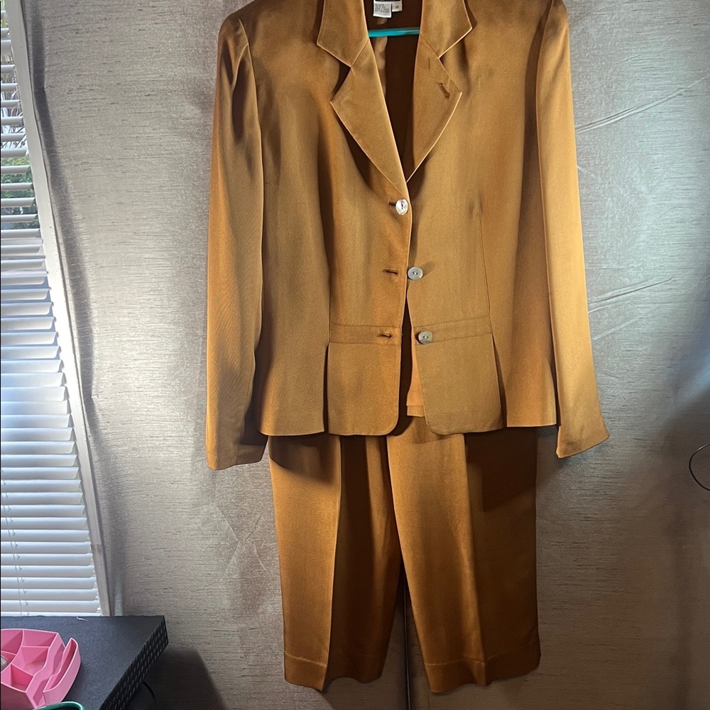 Vintage TWO TWO  Rust Color 100% SILK Pleated PANTSUIT- shell like buttons SZ 10